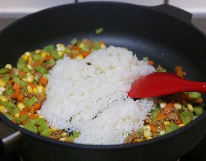 Còn thừa bát cơm nguội, đem rang kiểu này được bữa ngon lại chẳng lo thiếu chất Còn thừa bát cơm nguội, đem rang kiểu này được bữa ngon lại chẳng lo thiếu chất