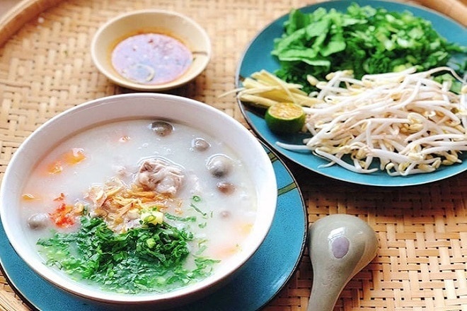3 cách làm cháo sườn thơm ngon sánh mịn, ăn cùng quẩy giòn ruốc mặn sao mà thân thương ấm lòng!