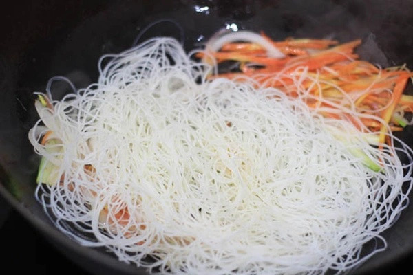 Bữa tối chán cơm thì làm ngay bún xào giòn, thơm ngon lại đủ chất Bữa tối chán cơm thì làm ngay bún xào giòn, thơm ngon lại đủ chất