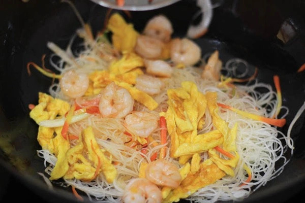 Bữa tối chán cơm thì làm ngay bún xào giòn, thơm ngon lại đủ chất Bữa tối chán cơm thì làm ngay bún xào giòn, thơm ngon lại đủ chất