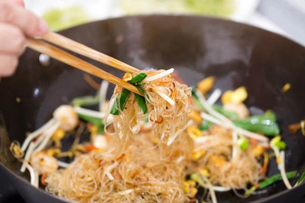 Bữa tối chán cơm thì làm ngay bún xào giòn, thơm ngon lại đủ chất Bữa tối chán cơm thì làm ngay bún xào giòn, thơm ngon lại đủ chất