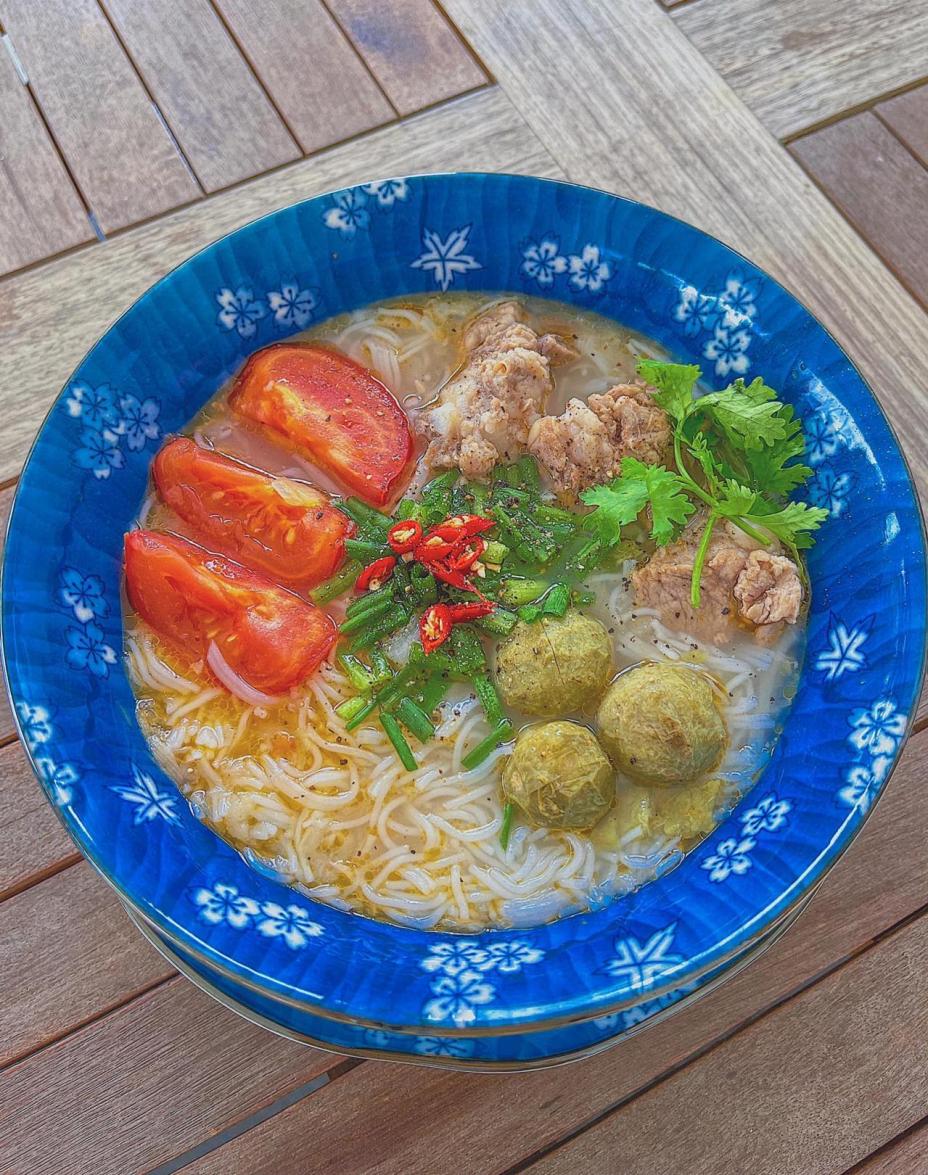 Lan Khuê nấu bún sườn sấu Hà Nội