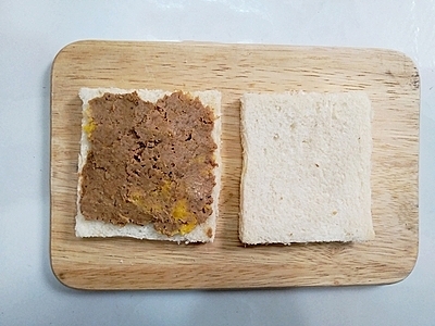Bánh mì kẹp pate gan chiên giòn