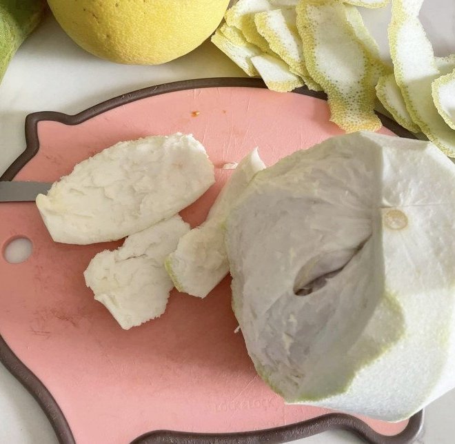 Làm nem chua chay giòn giòn, đơn giản mà ngon từ thứ toàn bị vứt đi của quả bưởi
