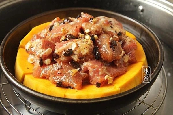 Bí đỏ hấp thịt - món ăn 'sang chảnh', dễ làm tại nhà Bí đỏ hấp thịt - món ăn 'sang chảnh', dễ làm tại nhà