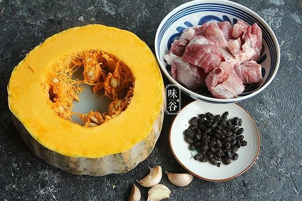 Bí đỏ hấp thịt - món ăn 'sang chảnh', dễ làm tại nhà Bí đỏ hấp thịt - món ăn 'sang chảnh', dễ làm tại nhà
