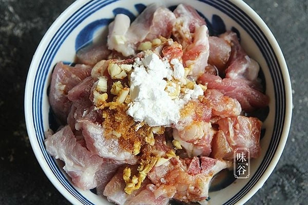 Bí đỏ hấp thịt - món ăn 'sang chảnh', dễ làm tại nhà