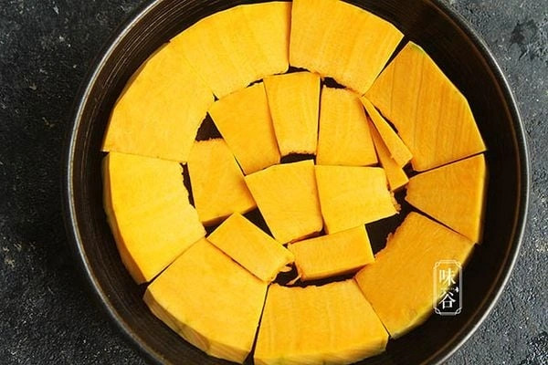 Bí đỏ hấp thịt - món ăn 'sang chảnh', dễ làm tại nhà Bí đỏ hấp thịt - món ăn 'sang chảnh', dễ làm tại nhà