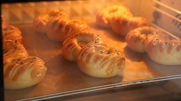 Bữa sáng với bánh mì xúc xích mềm thơm ngon khó cưỡng Bữa sáng với bánh mì xúc xích mềm thơm ngon khó cưỡng