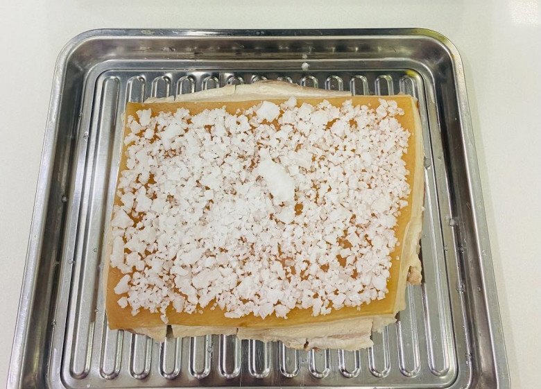 Cách làm ba chỉ quay bì giòn cực dễ, để ăn cơm cũng ngon, dành làm món nhậu cũng rất đã miệng