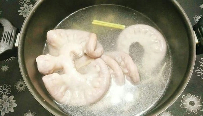 Ngâm lòng vào nguyên liệu này sau khi luộc, món lòng lợn sẽ trắng giòn, thơm phúc chỉ sau vài phút