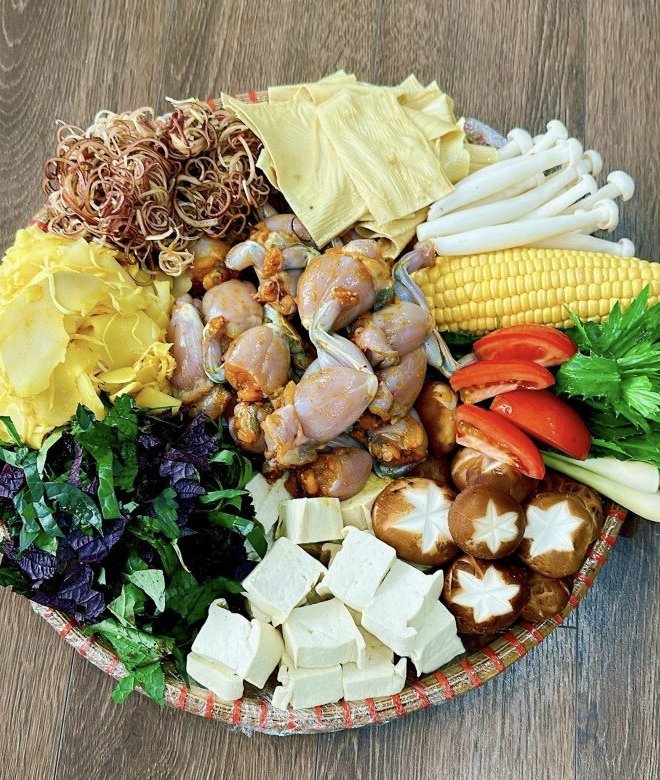 Cuối tuần rảnh rỗi làm lẩu ếch măng chua đãi cả nhà