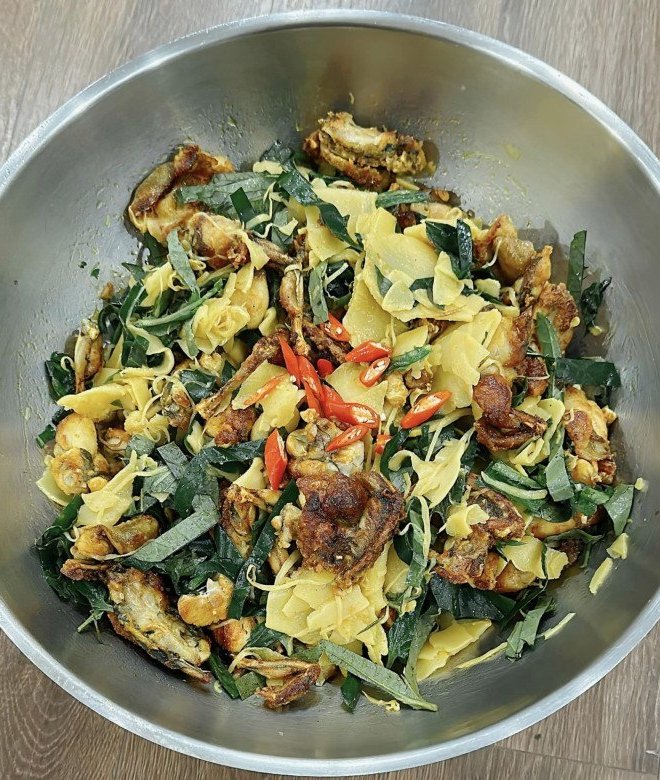 Cuối tuần rảnh rỗi làm lẩu ếch măng chua đãi cả nhà