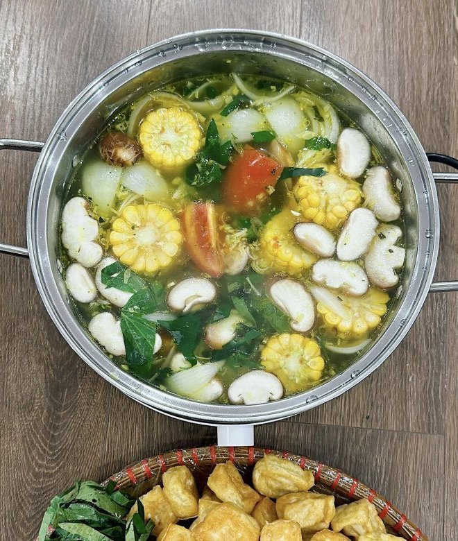 Cuối tuần rảnh rỗi làm lẩu ếch măng chua đãi cả nhà