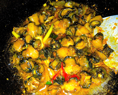 Ốc bươu xào cà ri lá lốt