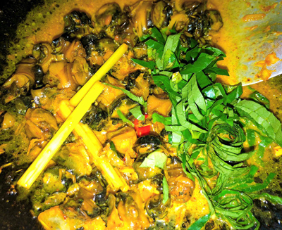 Ốc bươu xào cà ri lá lốt