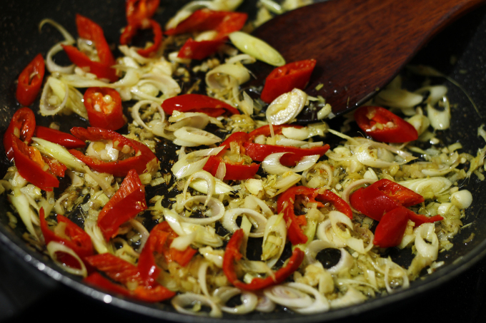 Cách làm lươn xào sả ớt thơm ngon, đậm đà