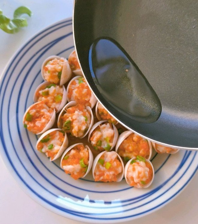 Ngao hấp không đã ngon, đem nhồi thêm kiểu này được món hấp dẫn chưa từng thấy