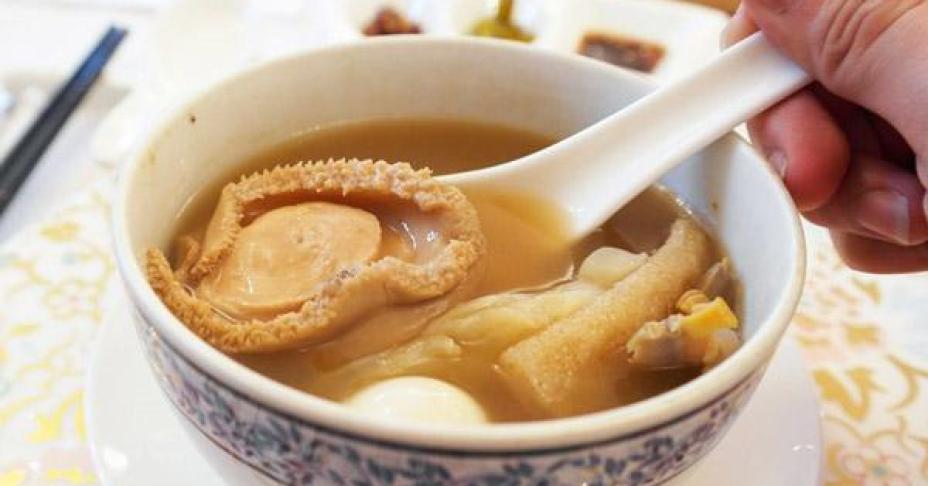 Cuối tuần sang chảnh với soup bào ngư bổ dưỡng mà cách chế biến lại vô cùng đơn giản: Ăn xong đảm bảo chị em sẽ quên hết bực dọc suốt cả tuần qua!