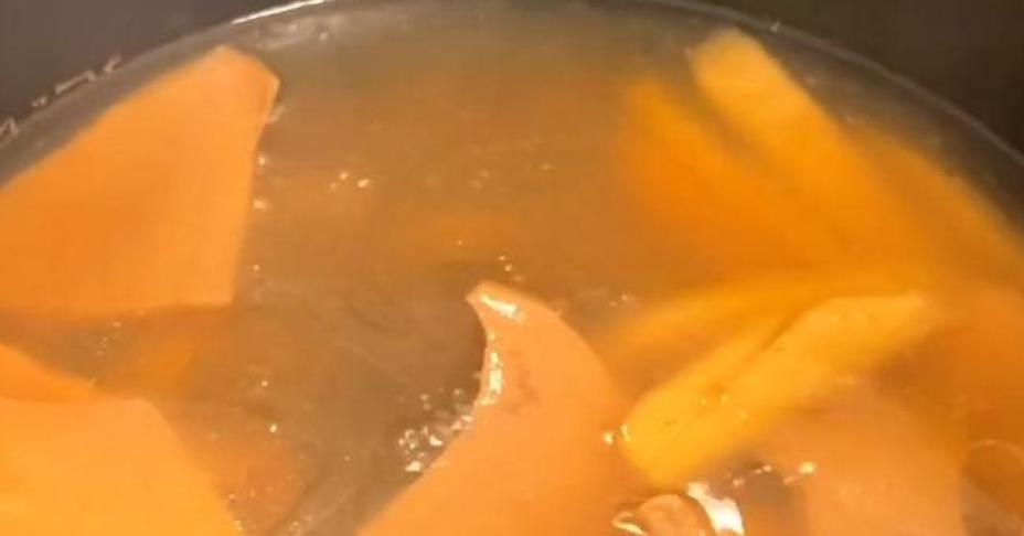 Cuối tuần sang chảnh với soup bào ngư bổ dưỡng mà cách chế biến lại vô cùng đơn giản: Ăn xong đảm bảo chị em sẽ quên hết bực dọc suốt cả tuần qua!