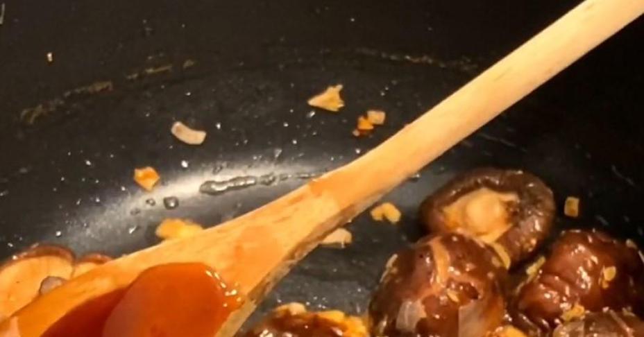 Cuối tuần sang chảnh với soup bào ngư bổ dưỡng mà cách chế biến lại vô cùng đơn giản: Ăn xong đảm bảo chị em sẽ quên hết bực dọc suốt cả tuần qua!