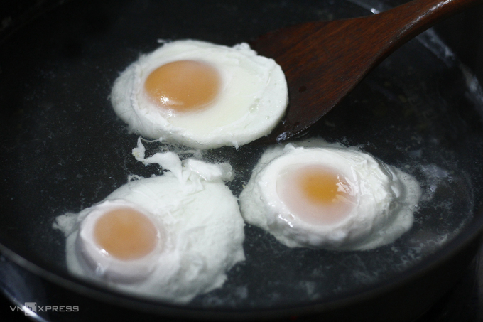 Mẹo luộc trứng nứt vỡ không bị lòi ra ngoài