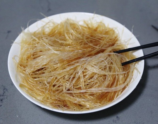 Làm miến xào trứng ăn sáng, nhớ làm điều này trước khi cho vào chảo, miến tơi không dính bết