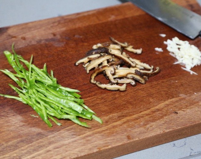 Làm miến xào trứng ăn sáng, nhớ làm điều này trước khi cho vào chảo, miến tơi không dính bết