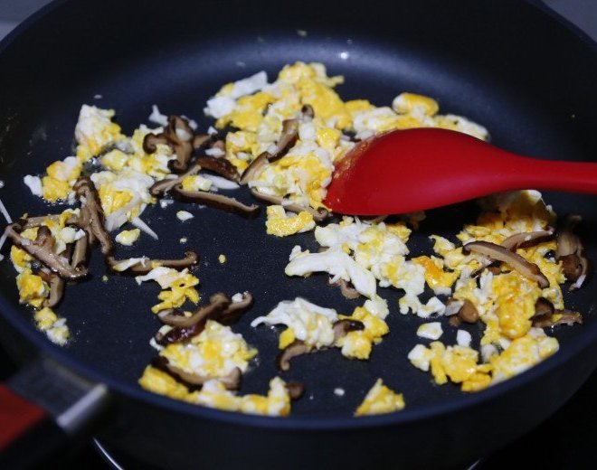 Làm miến xào trứng ăn sáng, nhớ làm điều này trước khi cho vào chảo, miến tơi không dính bết