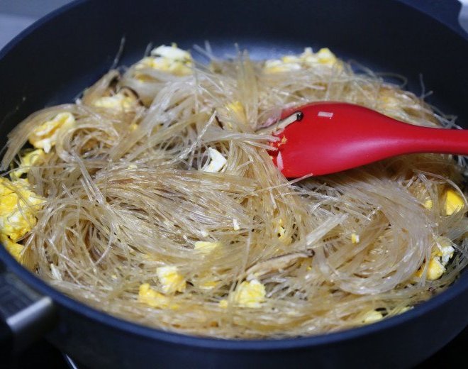 Làm miến xào trứng ăn sáng, nhớ làm điều này trước khi cho vào chảo, miến tơi không dính bết