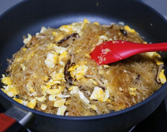 Làm miến xào trứng ăn sáng, nhớ làm điều này trước khi cho vào chảo, miến tơi không dính bết