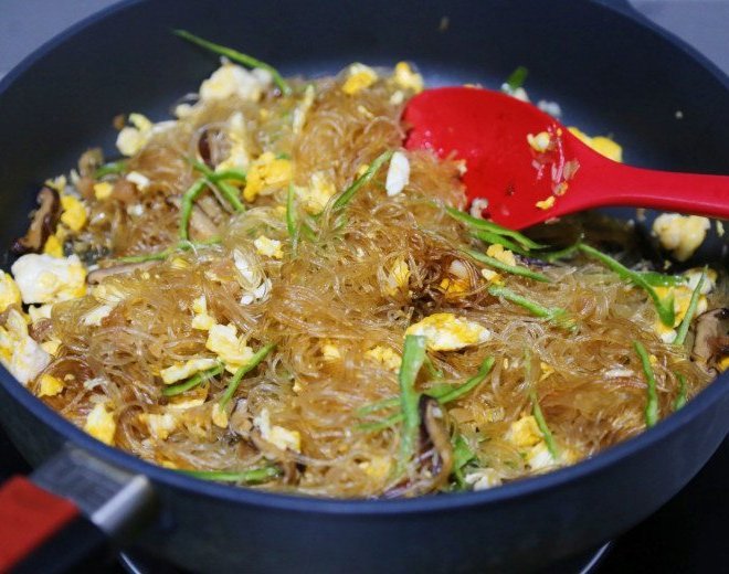 Làm miến xào trứng ăn sáng, nhớ làm điều này trước khi cho vào chảo, miến tơi không dính bết