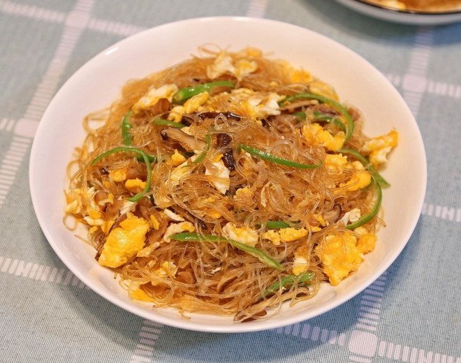 Làm miến xào trứng ăn sáng, nhớ làm điều này trước khi cho vào chảo, miến tơi không dính bết