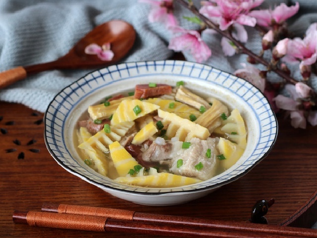 Canh măng thịt xá xíu cực ngon Canh măng thịt xá xíu cực ngon