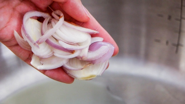 Canh sườn non cải chua