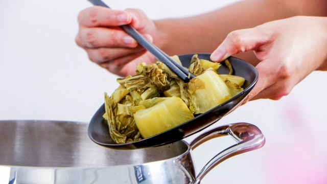 Canh sườn non cải chua