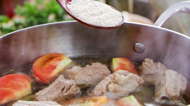 Canh sườn non cải chua