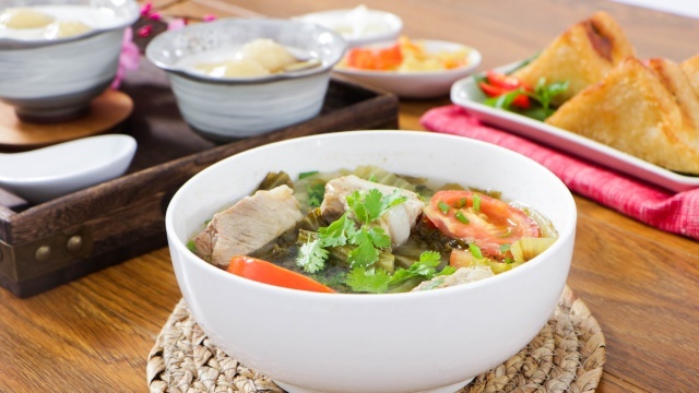 Canh sườn non cải chua