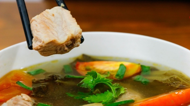 Canh sườn non cải chua