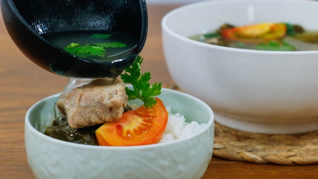 Canh sườn non cải chua