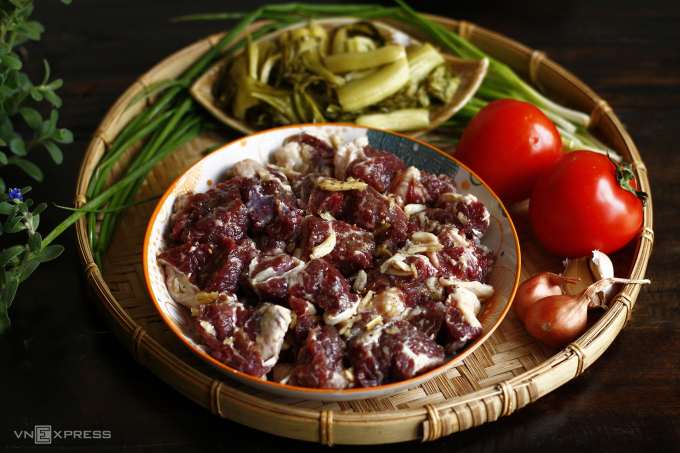 Canh dưa chua nấu thịt bò