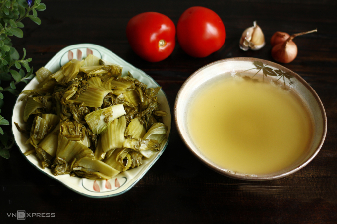 Canh dưa chua nấu thịt bò