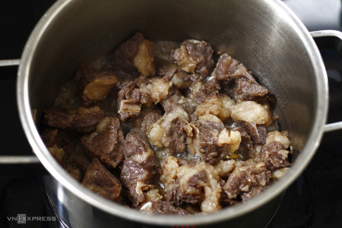 Canh dưa chua nấu thịt bò