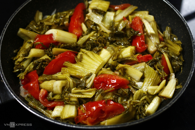 Canh dưa chua nấu thịt bò