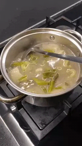 Món canh chua đủ thịt đủ rau, nấu chưa tới 10 phút mà đưa cơm tuyệt vời Món canh chua đủ thịt đủ rau, nấu chưa tới 10 phút mà đưa cơm tuyệt vời