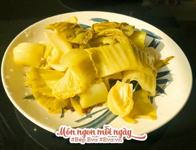 Thịt heo quay ăn không mãi cũng chán, đem kho với dưa cải được ngay món trôi cơm bất ngờ
