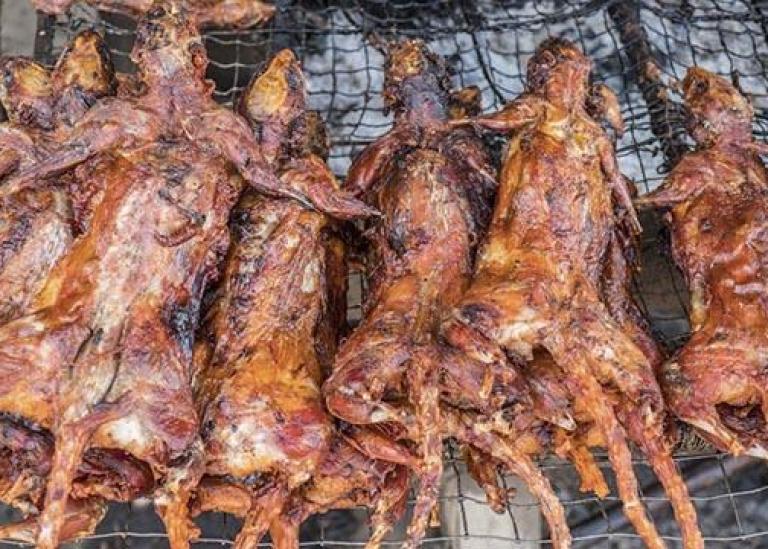 Khám phá đặc sản chuột đồng nướng, món ngon không thể bỏ qua khi đến Campuchia