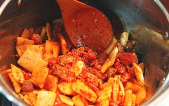 Cách nấu canh thịt bò củ cải cay cực thơm ngon