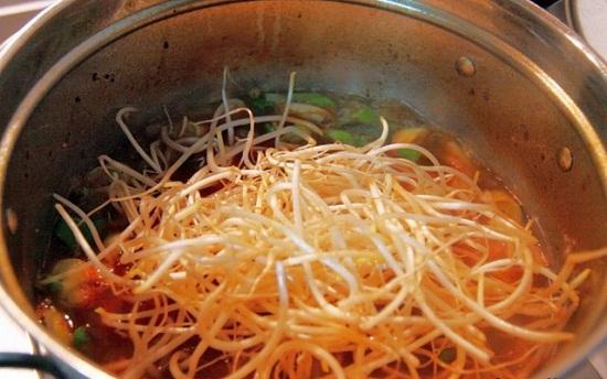 Cách nấu canh thịt bò củ cải cay cực thơm ngon