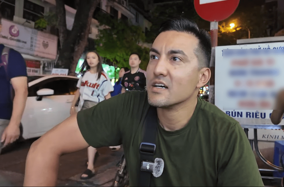 Vị khách ngồi vỉa hè Hà Nội, ăn một món, khen 'ngon hàng đầu Việt Nam' Vị khách ngồi vỉa hè Hà Nội, ăn một món, khen 'ngon hàng đầu Việt Nam'